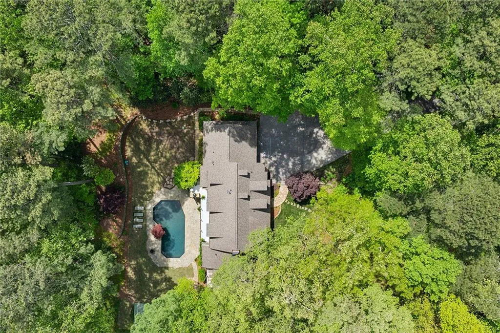 685 Tanglewood Trail, Atlanta, Georgia 30327, 5 Bedrooms Bedrooms, ,4 BathroomsBathrooms,Residential,Sold,685 Tanglewood Trail,7407730