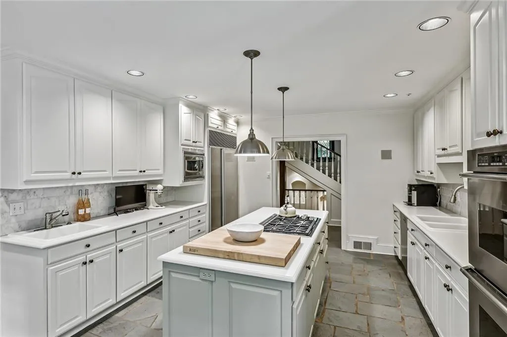 685 Tanglewood Trail, Atlanta, Georgia 30327, 5 Bedrooms Bedrooms, ,4 BathroomsBathrooms,Residential,Sold,685 Tanglewood Trail,7407730