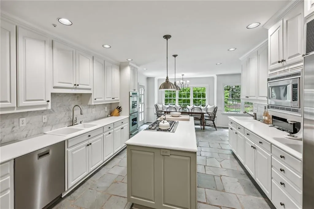 685 Tanglewood Trail, Atlanta, Georgia 30327, 5 Bedrooms Bedrooms, ,4 BathroomsBathrooms,Residential,Sold,685 Tanglewood Trail,7407730