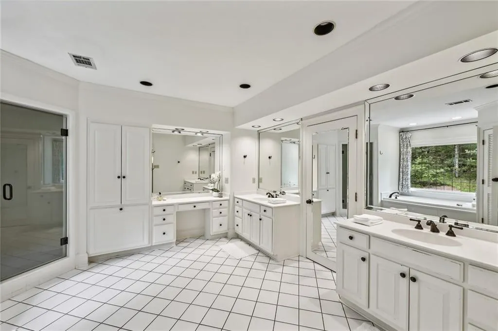 685 Tanglewood Trail, Atlanta, Georgia 30327, 5 Bedrooms Bedrooms, ,4 BathroomsBathrooms,Residential,Sold,685 Tanglewood Trail,7407730