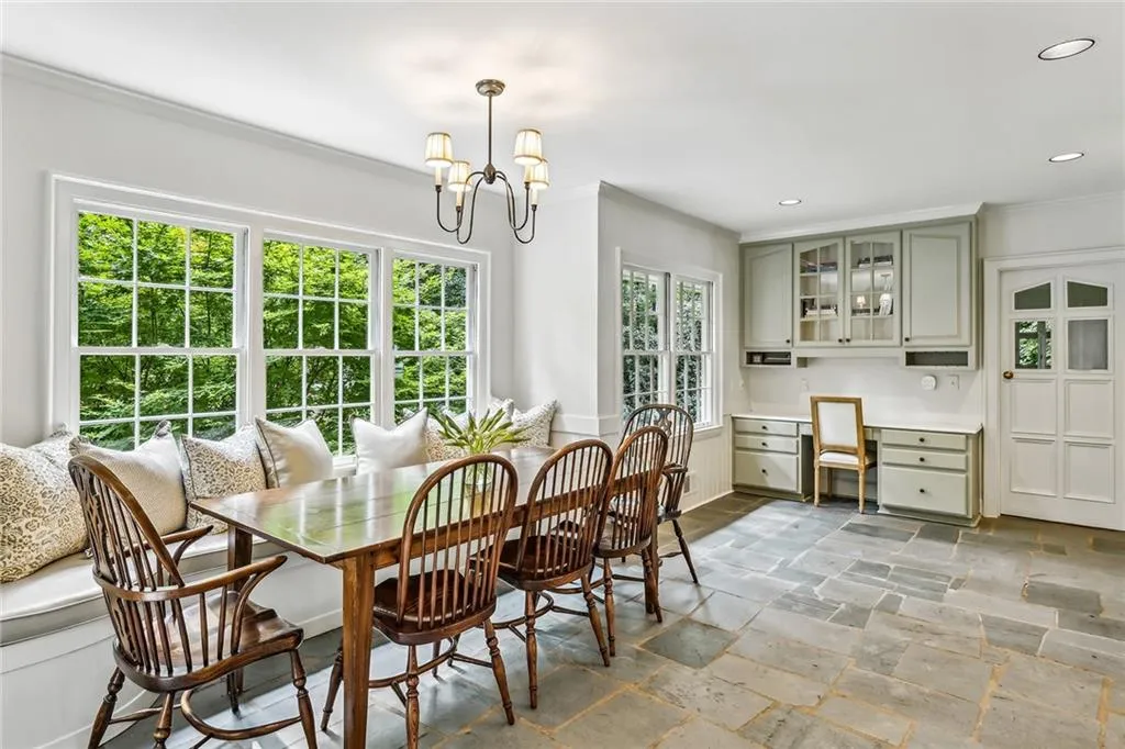 685 Tanglewood Trail, Atlanta, Georgia 30327, 5 Bedrooms Bedrooms, ,4 BathroomsBathrooms,Residential,Sold,685 Tanglewood Trail,7407730