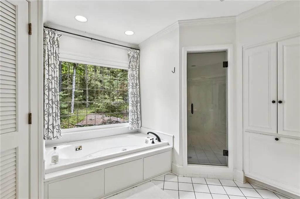 685 Tanglewood Trail, Atlanta, Georgia 30327, 5 Bedrooms Bedrooms, ,4 BathroomsBathrooms,Residential,Sold,685 Tanglewood Trail,7407730