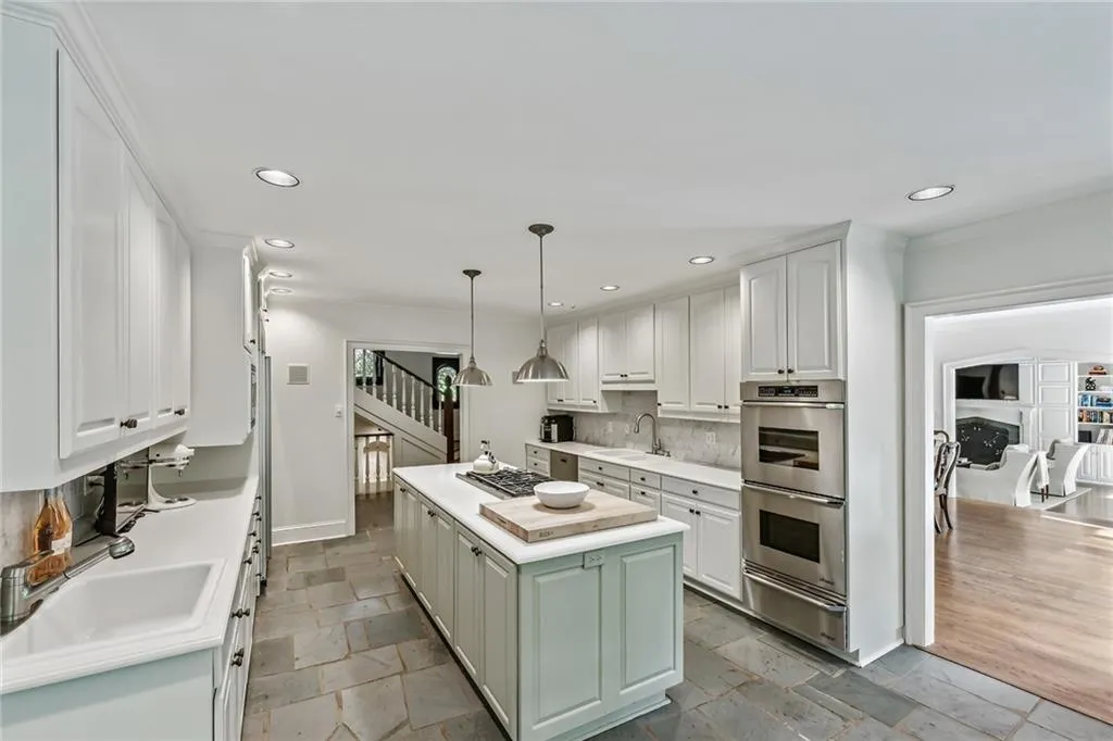 685 Tanglewood Trail, Atlanta, Georgia 30327, 5 Bedrooms Bedrooms, ,4 BathroomsBathrooms,Residential,Sold,685 Tanglewood Trail,7407730
