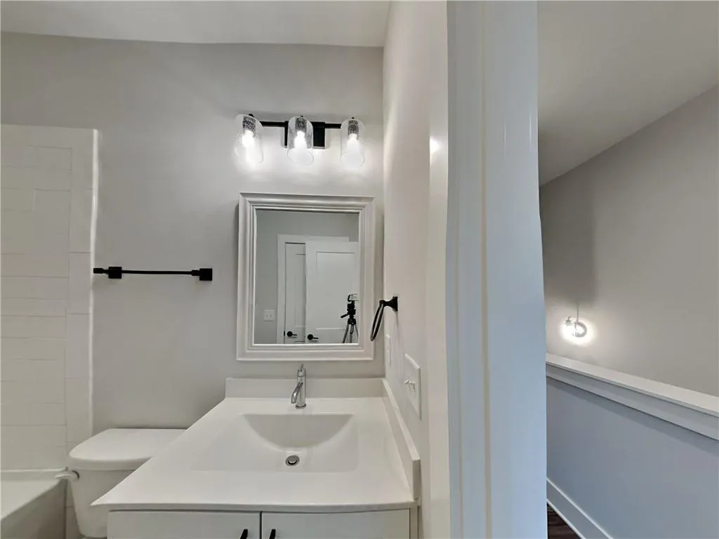 Full bath with vanity and shower / washtub combination
