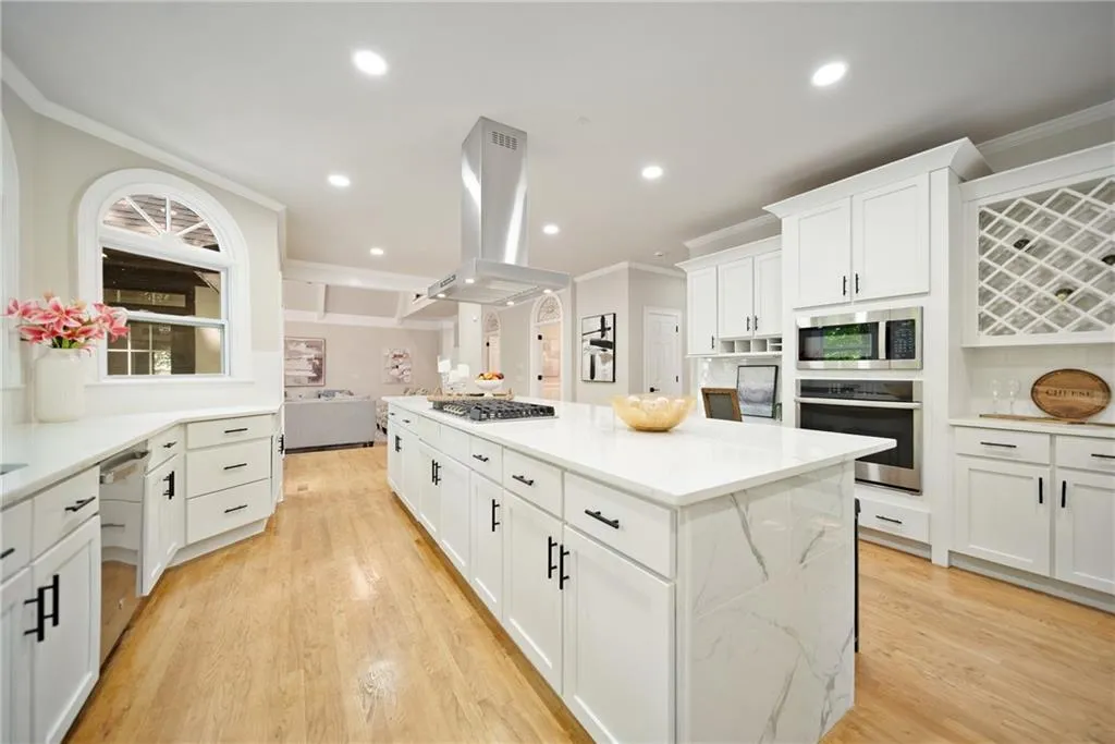 Gourmet kitchen with island