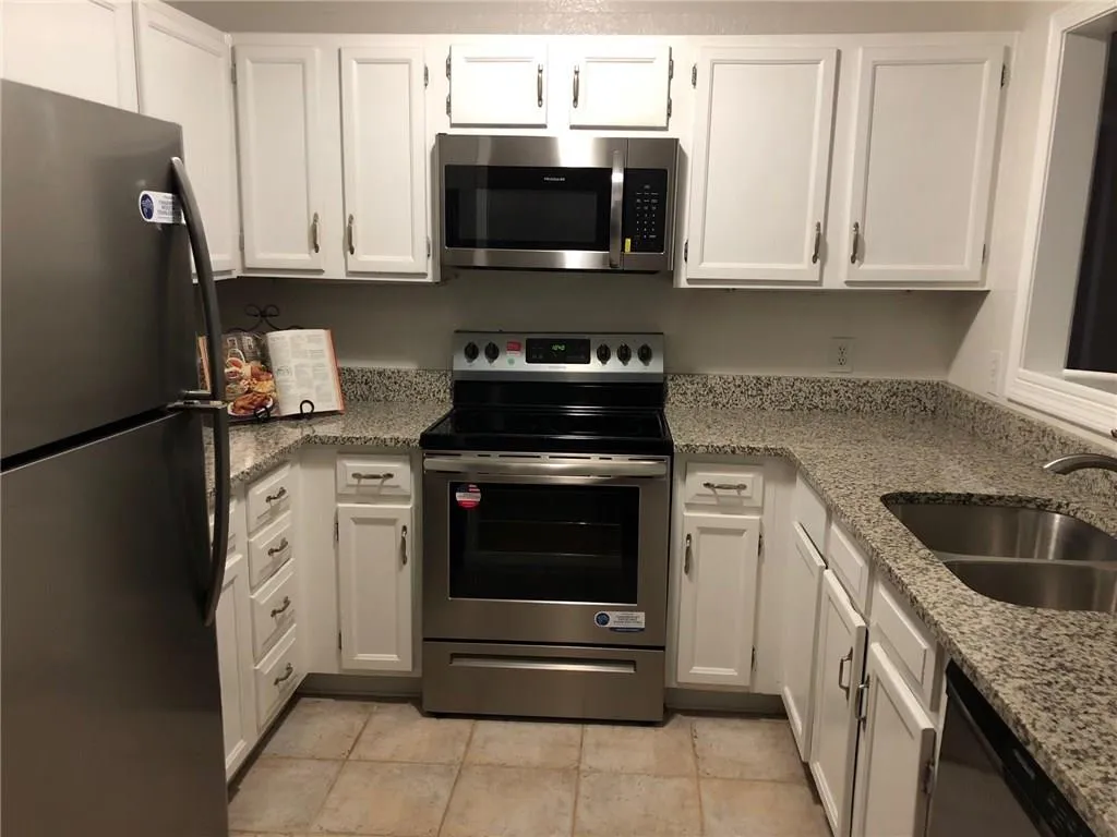 201 Abingdon Way Unit 201, Sandy Springs, Georgia 30328, 1 Bedroom Bedrooms, ,1 BathroomBathrooms,Residential,Sold,201 Abingdon Way Unit 201,5934940