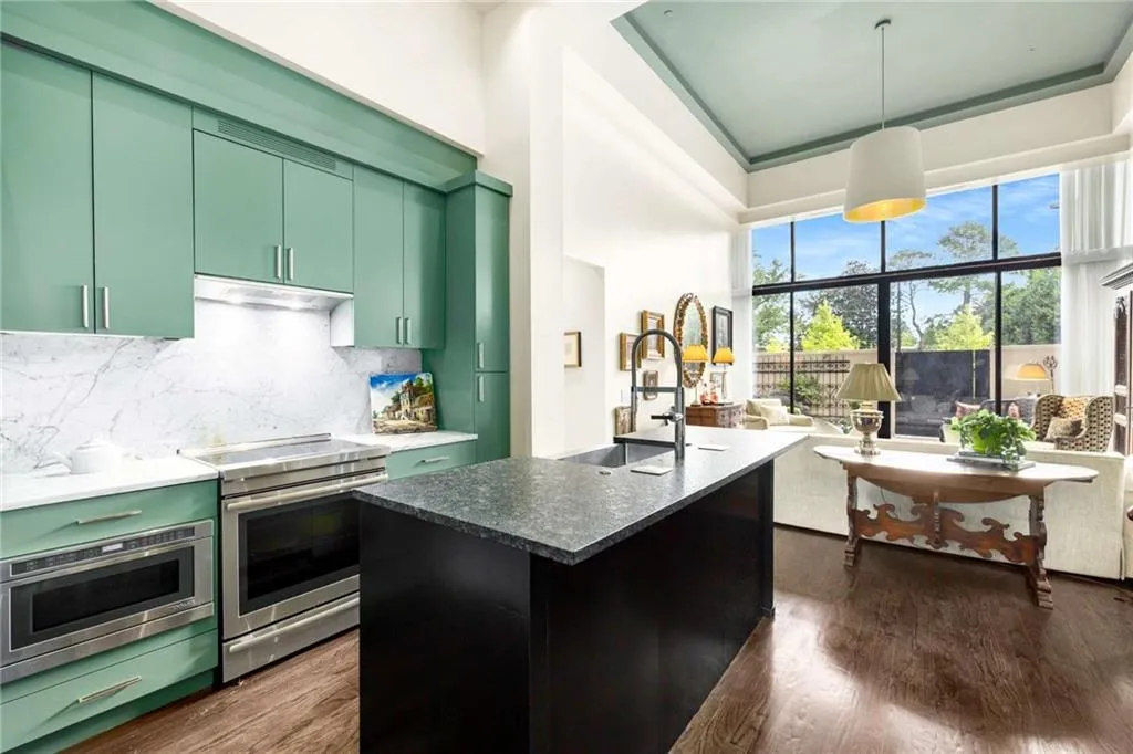 2660 Peachtree Road Nw Unit 4g, Atlanta, Georgia 30305, 2 Bedrooms Bedrooms, ,2 BathroomsBathrooms,Residential,For Sale,2660 Peachtree Road Nw Unit 4g,7639230