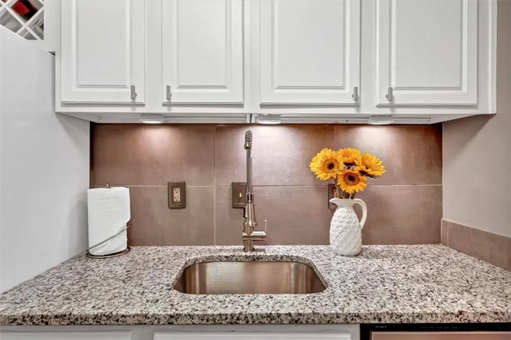 5135 Roswell Road Unit 1, Sandy Springs, Georgia 30342, 2 Bedrooms Bedrooms, ,2 BathroomsBathrooms,Residential,Sold,5135 Roswell Road Unit 1,7108353