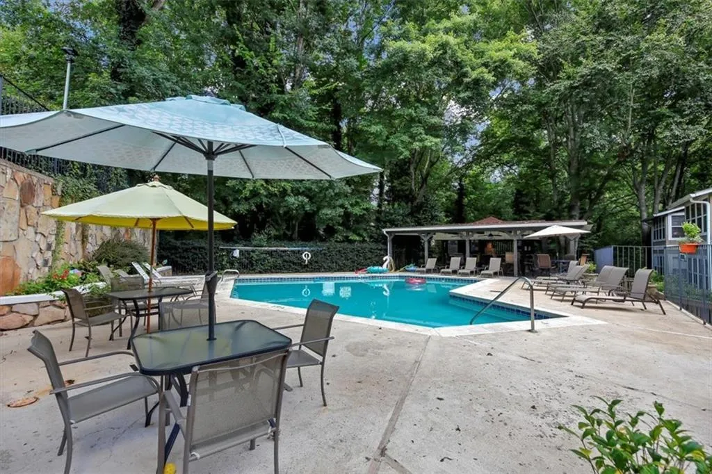 5135 Roswell Road Unit 1, Sandy Springs, Georgia 30342, 2 Bedrooms Bedrooms, ,2 BathroomsBathrooms,Residential,Sold,5135 Roswell Road Unit 1,7108353