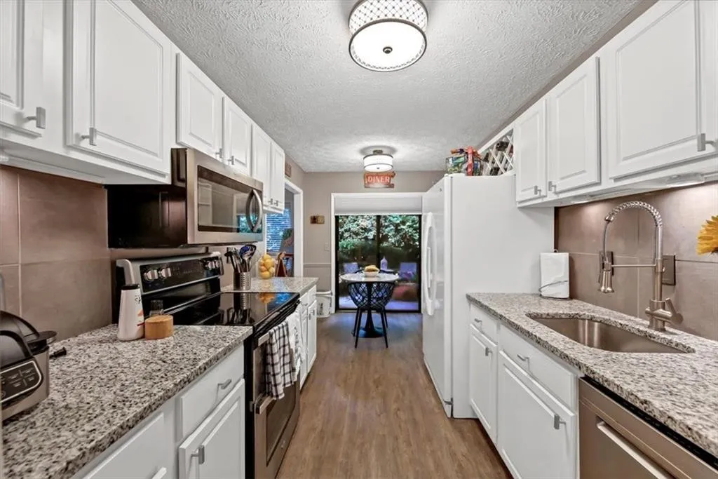 5135 Roswell Road Unit 1, Sandy Springs, Georgia 30342, 2 Bedrooms Bedrooms, ,2 BathroomsBathrooms,Residential,Sold,5135 Roswell Road Unit 1,7108353