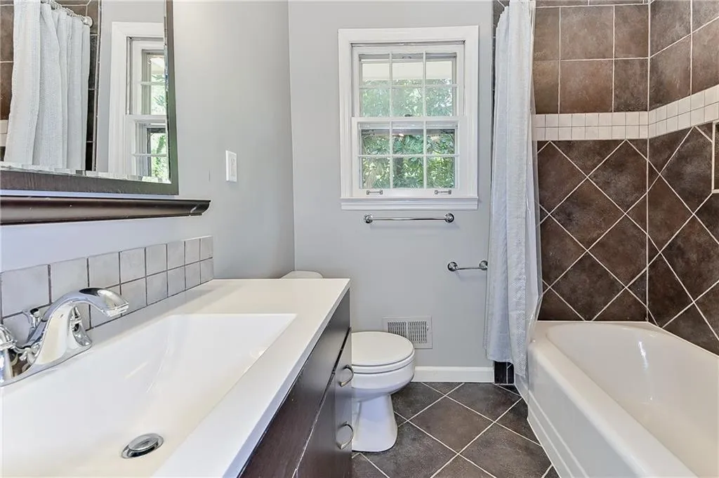 550 High Point Lane, Sandy Springs, Georgia 30342, 4 Bedrooms Bedrooms, ,3 BathroomsBathrooms,Residential,Sold,550 High Point Lane,6632941