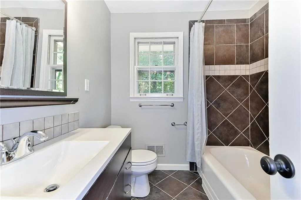 550 High Point Lane, Sandy Springs, Georgia 30342, 4 Bedrooms Bedrooms, ,3 BathroomsBathrooms,Residential,Sold,550 High Point Lane,6632941