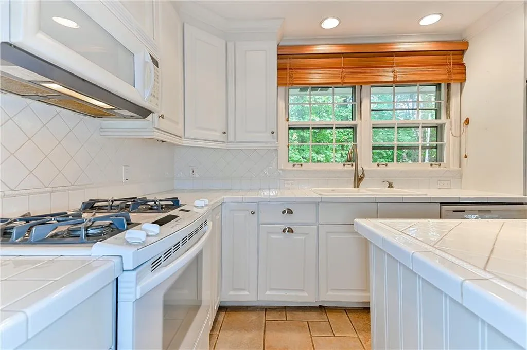 550 High Point Lane, Sandy Springs, Georgia 30342, 4 Bedrooms Bedrooms, ,3 BathroomsBathrooms,Residential,Sold,550 High Point Lane,6632941