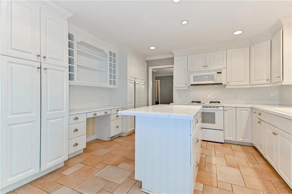 550 High Point Lane, Sandy Springs, Georgia 30342, 4 Bedrooms Bedrooms, ,3 BathroomsBathrooms,Residential,Sold,550 High Point Lane,6632941