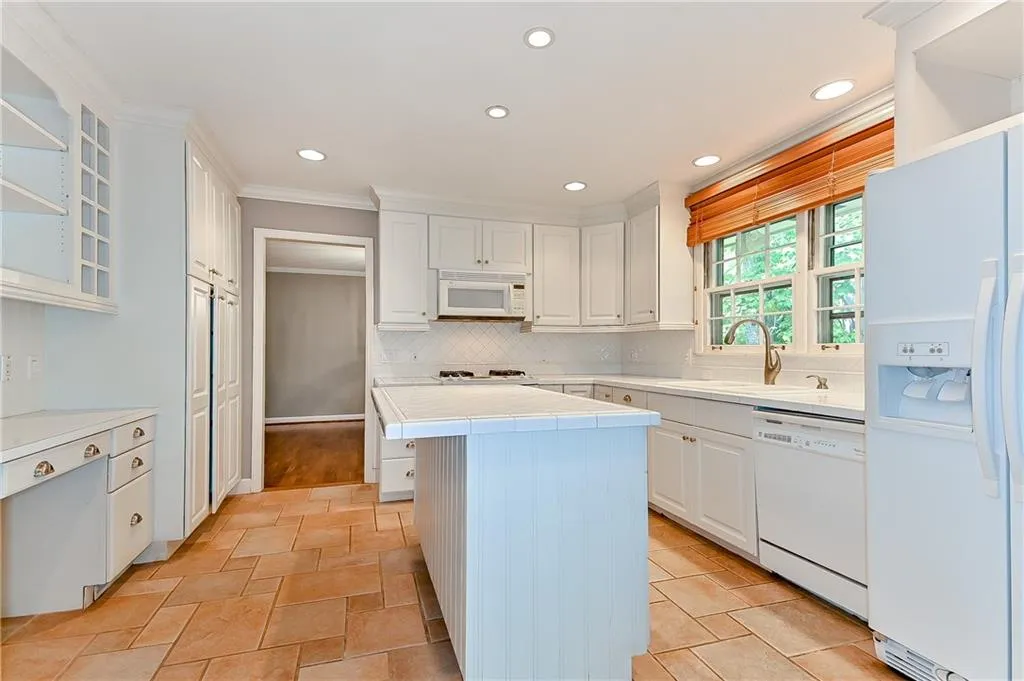 550 High Point Lane, Sandy Springs, Georgia 30342, 4 Bedrooms Bedrooms, ,3 BathroomsBathrooms,Residential,Sold,550 High Point Lane,6632941