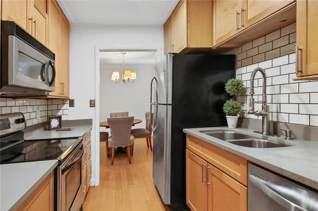 5145 Roswell Road Unit 4, Atlanta, Georgia 30342, 2 Bedrooms Bedrooms, ,1 BathroomBathrooms,Residential,Sold,5145 Roswell Road Unit 4,6972870
