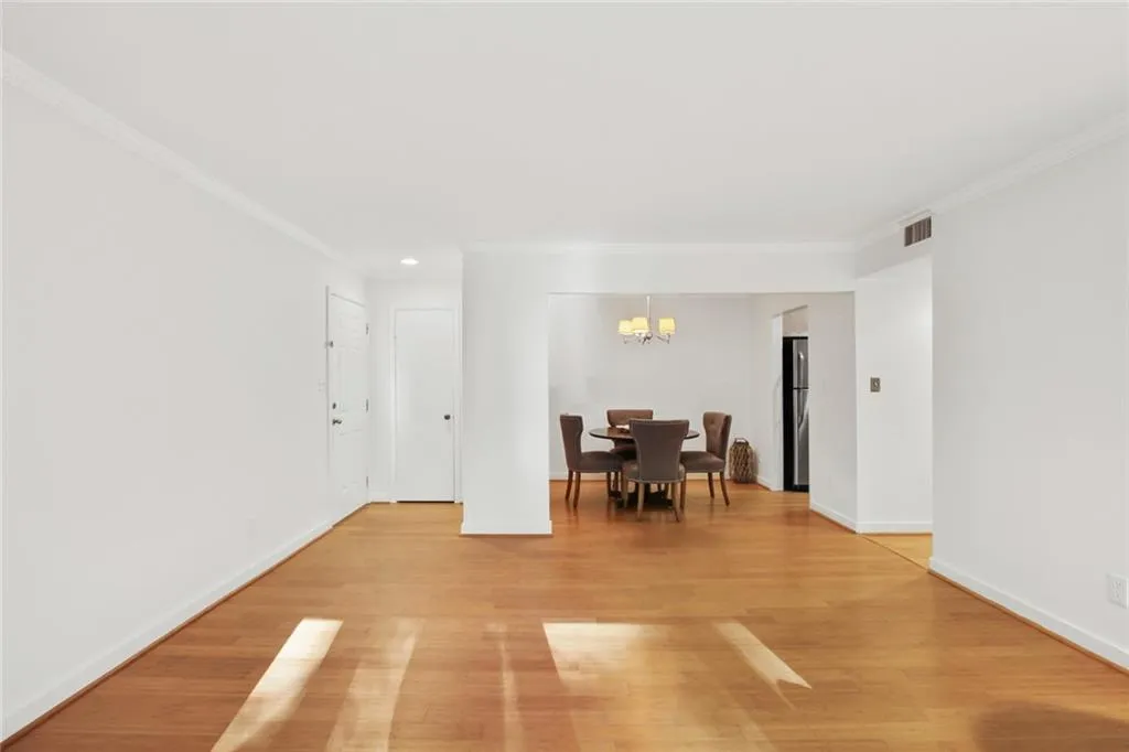5145 Roswell Road Unit 4, Atlanta, Georgia 30342, 2 Bedrooms Bedrooms, ,1 BathroomBathrooms,Residential,Sold,5145 Roswell Road Unit 4,6972870