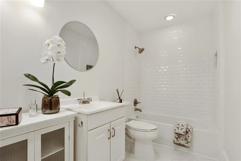 5145 Roswell Road Unit 4, Atlanta, Georgia 30342, 2 Bedrooms Bedrooms, ,1 BathroomBathrooms,Residential,Sold,5145 Roswell Road Unit 4,6972870