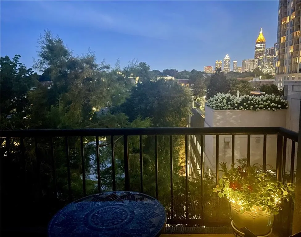275 13th Street Ne Unit 502, Atlanta, Georgia 30309, 2 Bedrooms Bedrooms, ,1 BathroomBathrooms,Residential,For Sale,275 13th Street Ne Unit 502,7670181