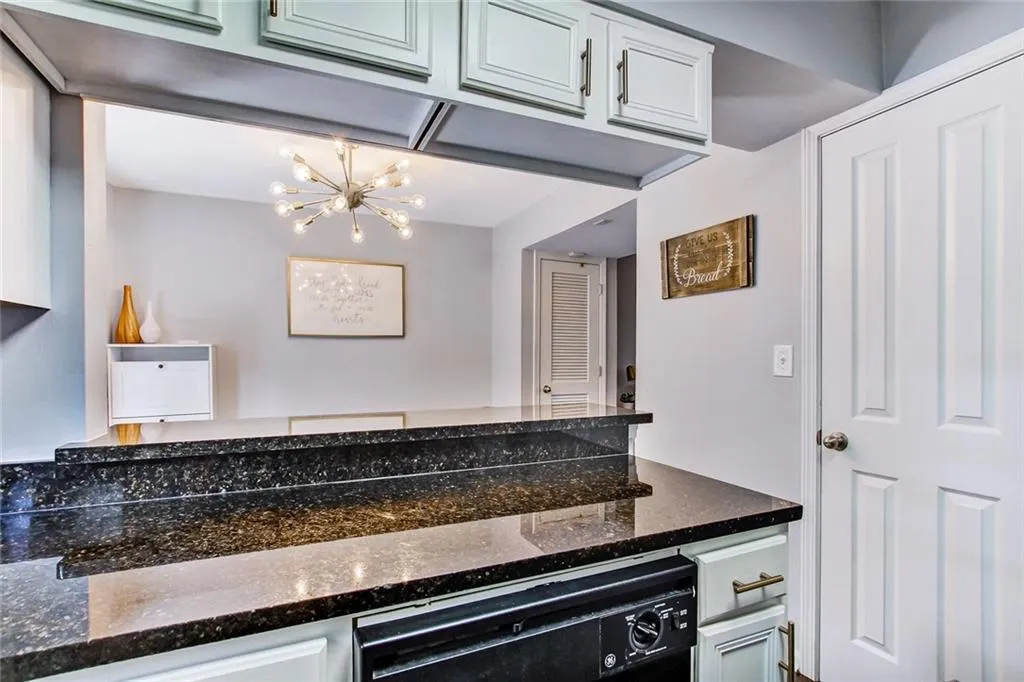 6940 Roswell Road Unit#20b, Sandy Springs, Georgia 30328, 2 Bedrooms Bedrooms, ,1 BathroomBathrooms,Residential,Sold,6940 Roswell Road Unit#20b,6590949