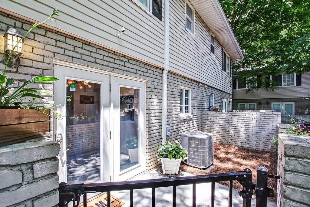 6940 Roswell Road Unit#20b, Sandy Springs, Georgia 30328, 2 Bedrooms Bedrooms, ,1 BathroomBathrooms,Residential,Sold,6940 Roswell Road Unit#20b,6590949