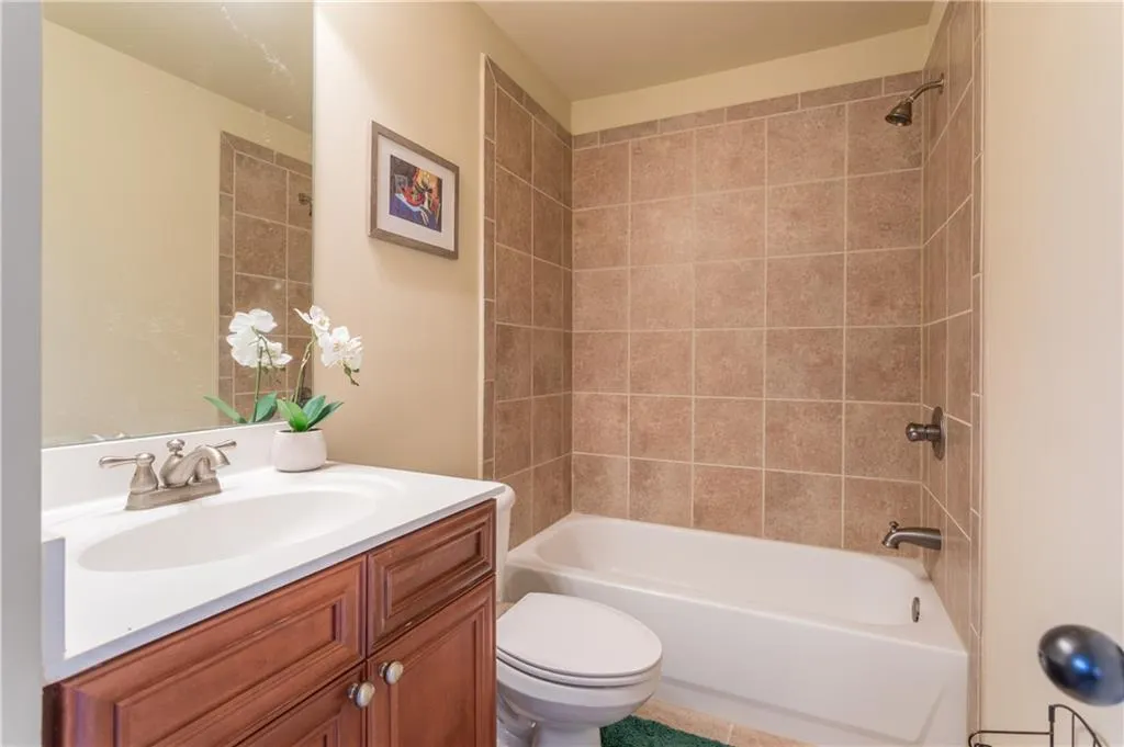 123 Alderwood Hill Unit 102, Sandy Springs, Georgia 30328, 4 Bedrooms Bedrooms, ,4 BathroomsBathrooms,Residential,Sold,123 Alderwood Hill Unit 102,6855362