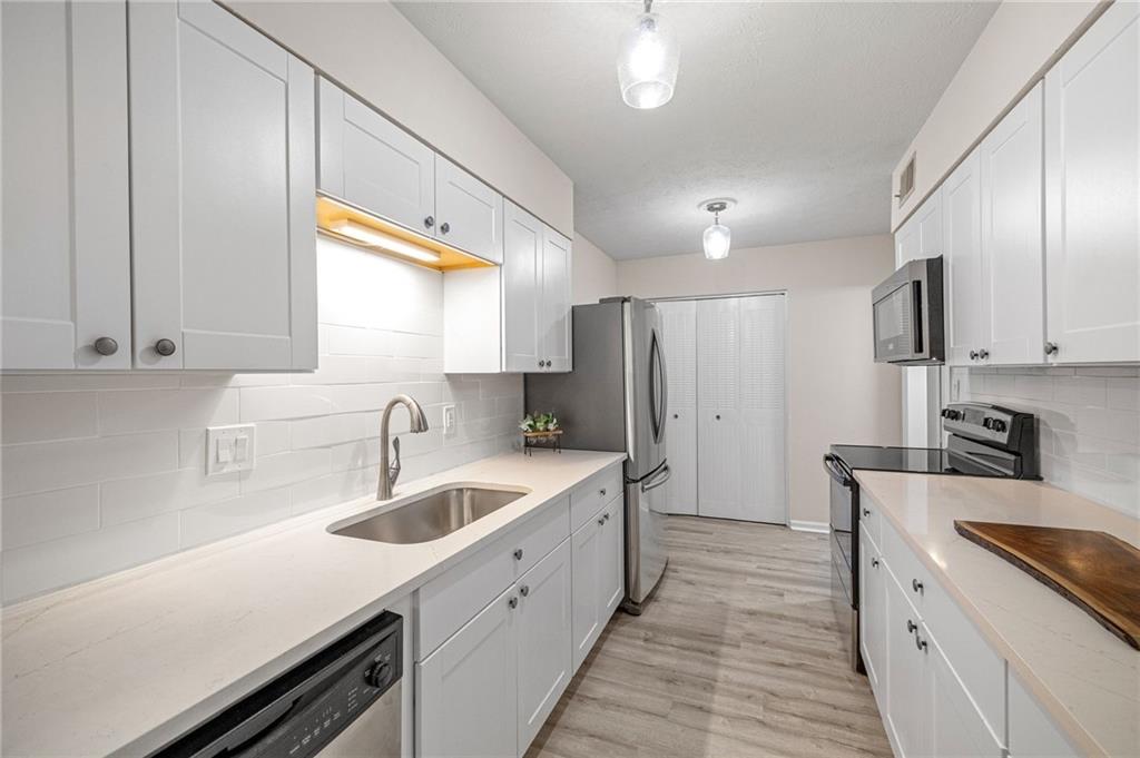 725 Dalrymple Road Unit 8D, Sandy Springs, Georgia 30328, 2 Bedrooms Bedrooms, ,2 BathroomsBathrooms,Residential,Sold,725 Dalrymple Road Unit 8D,7310908