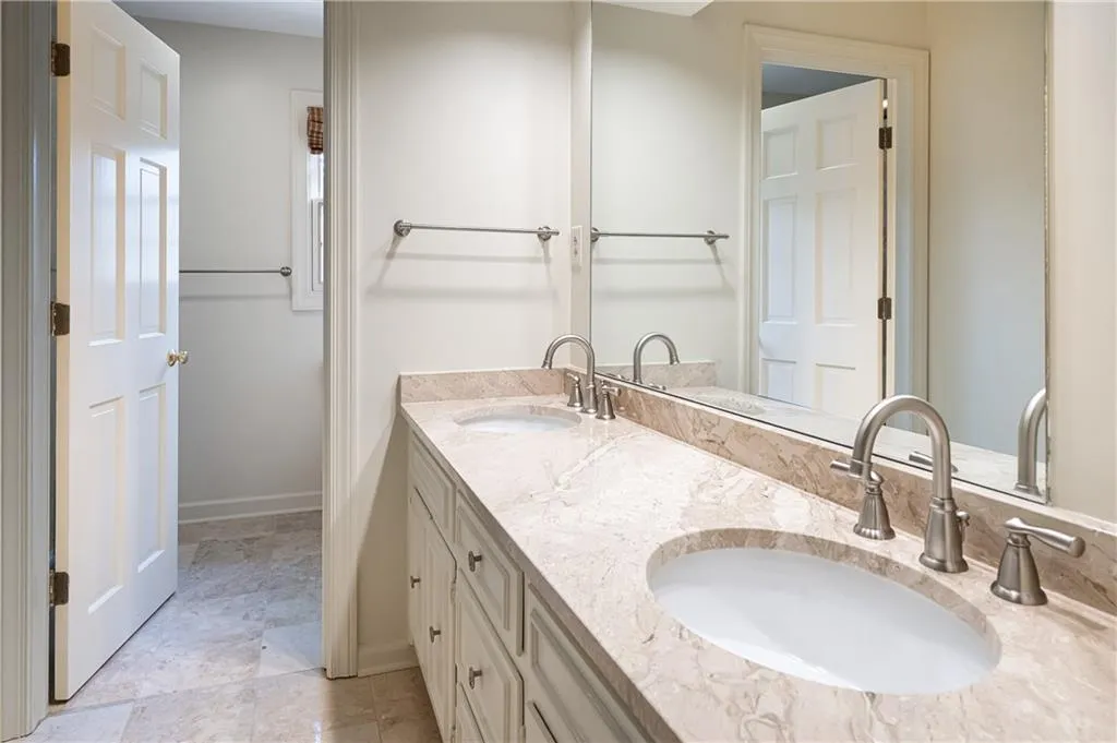 1660 Winterthur Close, Atlanta, Georgia 30328, 5 Bedrooms Bedrooms, ,4 BathroomsBathrooms,Residential,Sold,1660 Winterthur Close,6810130