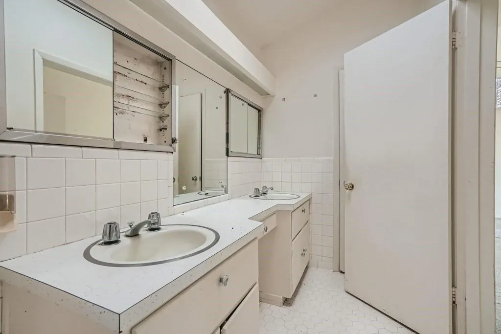 845 Crest Valley Drive, Sandy Springs, Georgia 30327, 4 Bedrooms Bedrooms, ,3 BathroomsBathrooms,Residential,Sold,845 Crest Valley Drive,6991228