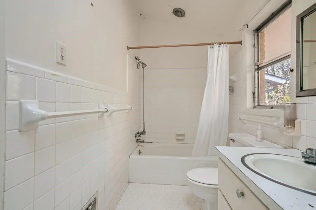 845 Crest Valley Drive, Sandy Springs, Georgia 30327, 4 Bedrooms Bedrooms, ,3 BathroomsBathrooms,Residential,Sold,845 Crest Valley Drive,6991228