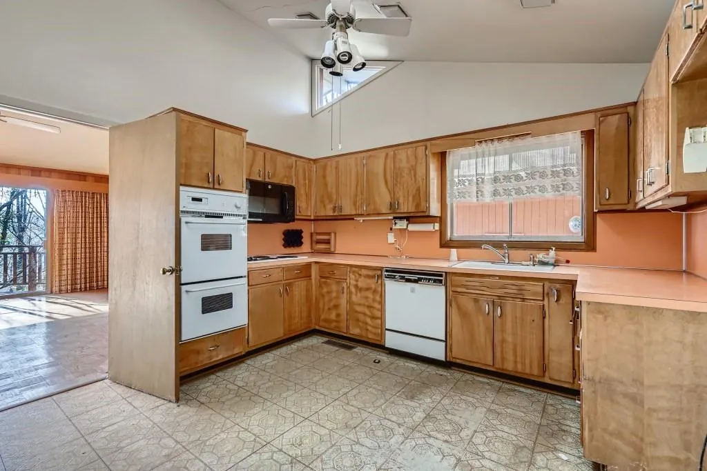 845 Crest Valley Drive, Sandy Springs, Georgia 30327, 4 Bedrooms Bedrooms, ,3 BathroomsBathrooms,Residential,Sold,845 Crest Valley Drive,6991228