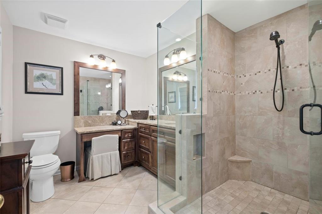 Primary bedroom's en-suite bathroom