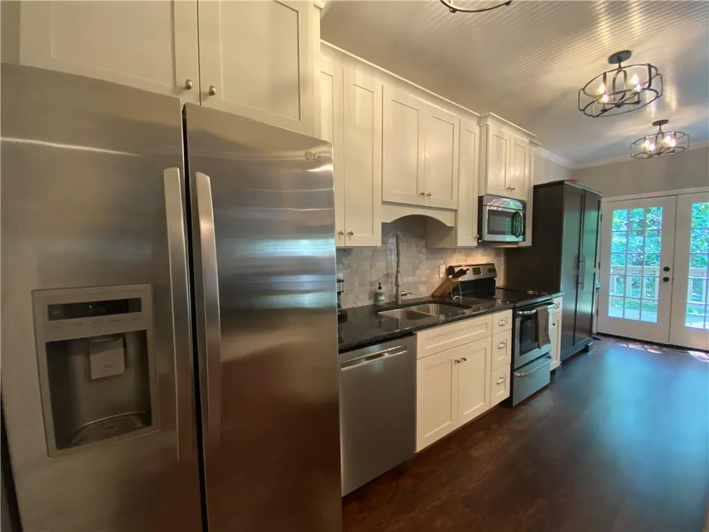 406 Brandywine Circle, Sandy Springs, Georgia 30350, 3 Bedrooms Bedrooms, ,2 BathroomsBathrooms,Residential,Sold,406 Brandywine Circle,6793650