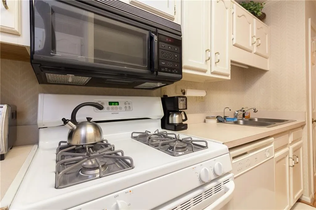 1142 Pitts Road Unit None, Sandy Springs, Georgia 30350, 2 Bedrooms Bedrooms, ,2 BathroomsBathrooms,Residential,Sold,1142 Pitts Road Unit None,5700293