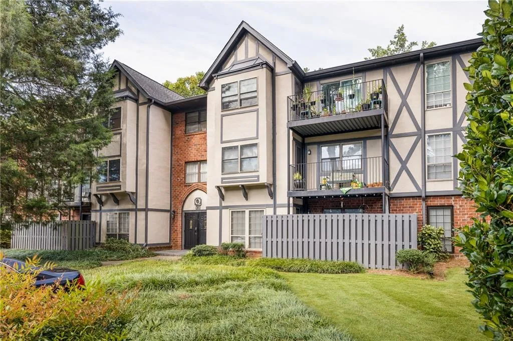 6851 Roswell Road Unit Q12, Atlanta, Georgia 30328, 3 Bedrooms Bedrooms, ,2 BathroomsBathrooms,Residential,Sold,6851 Roswell Road Unit Q12,6940725