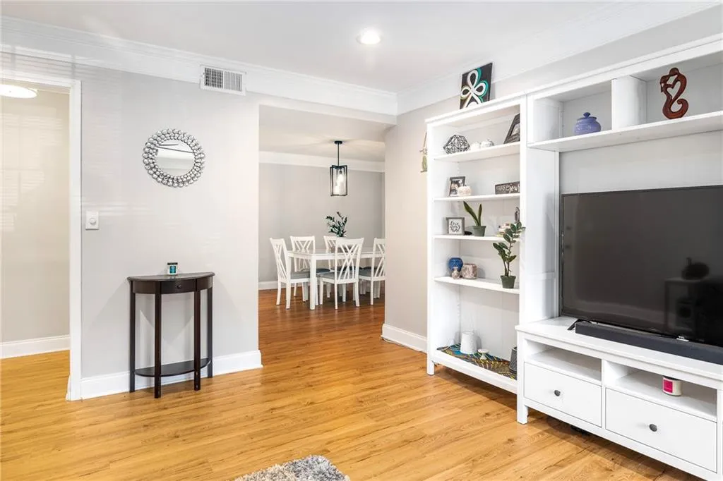6851 Roswell Road Unit Q12, Atlanta, Georgia 30328, 3 Bedrooms Bedrooms, ,2 BathroomsBathrooms,Residential,Sold,6851 Roswell Road Unit Q12,6940725