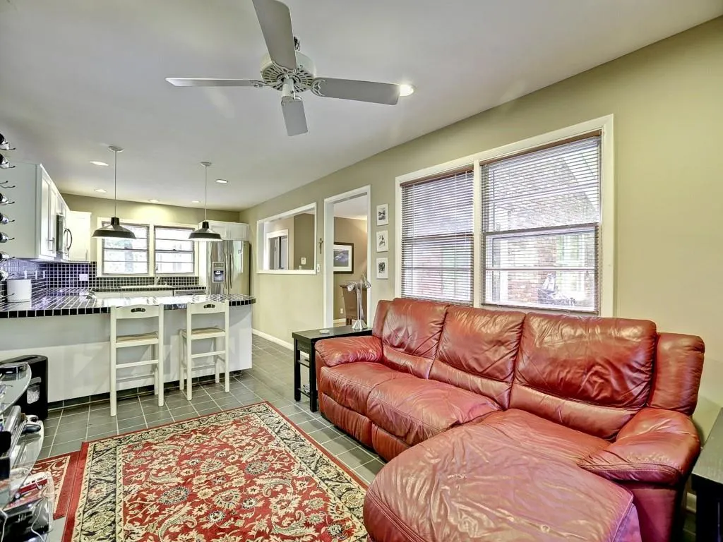 695 E Northway Lane, Atlanta, Georgia 30342, 3 Bedrooms Bedrooms, ,2 BathroomsBathrooms,Residential,Sold,695 E Northway Lane,5568920
