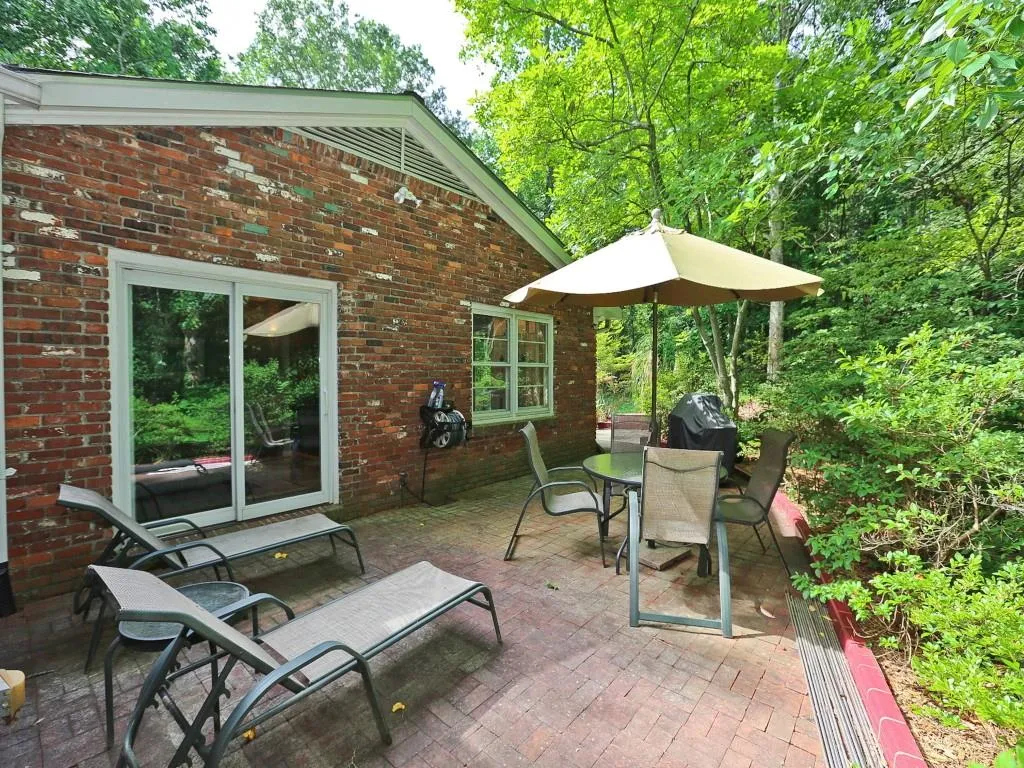 695 E Northway Lane, Atlanta, Georgia 30342, 3 Bedrooms Bedrooms, ,2 BathroomsBathrooms,Residential,Sold,695 E Northway Lane,5568920