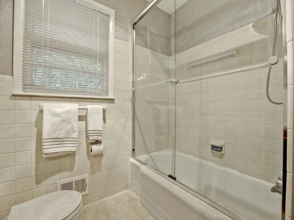 695 E Northway Lane, Atlanta, Georgia 30342, 3 Bedrooms Bedrooms, ,2 BathroomsBathrooms,Residential,Sold,695 E Northway Lane,5568920