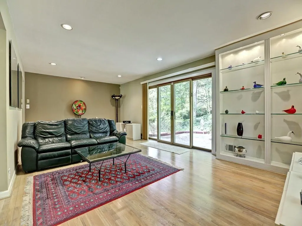 695 E Northway Lane, Atlanta, Georgia 30342, 3 Bedrooms Bedrooms, ,2 BathroomsBathrooms,Residential,Sold,695 E Northway Lane,5568920