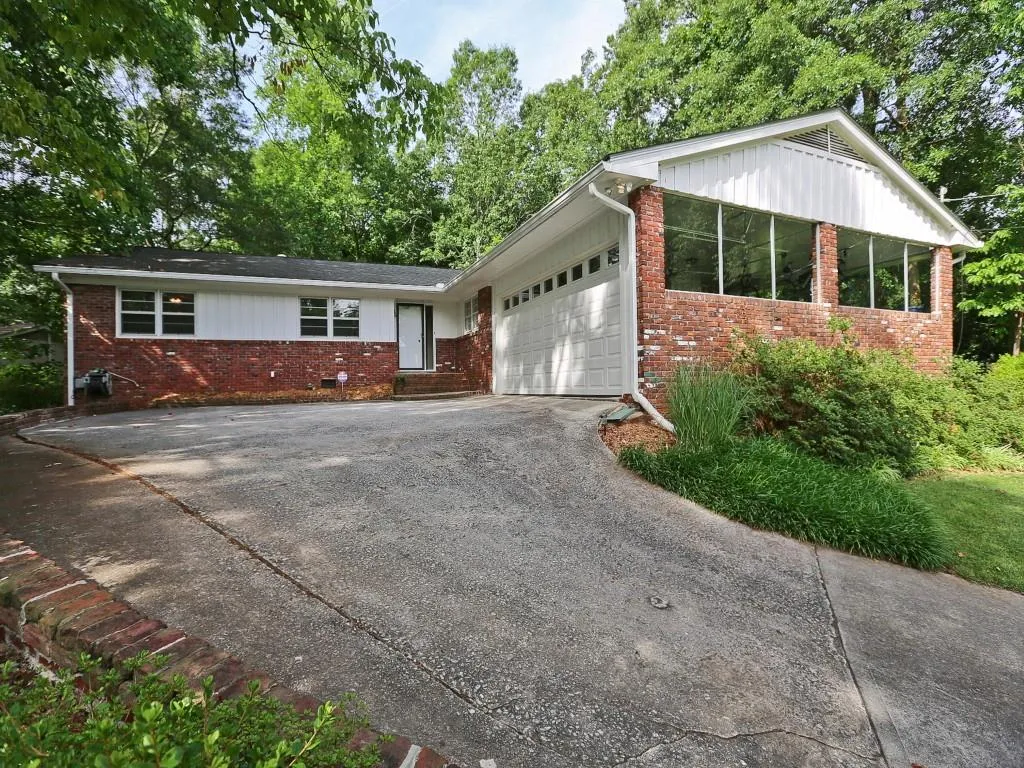 695 E Northway Lane, Atlanta, Georgia 30342, 3 Bedrooms Bedrooms, ,2 BathroomsBathrooms,Residential,Sold,695 E Northway Lane,5568920
