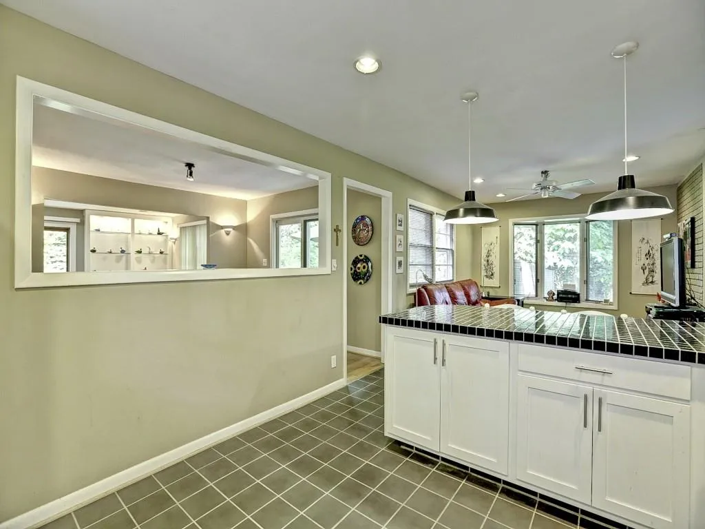 695 E Northway Lane, Atlanta, Georgia 30342, 3 Bedrooms Bedrooms, ,2 BathroomsBathrooms,Residential,Sold,695 E Northway Lane,5568920