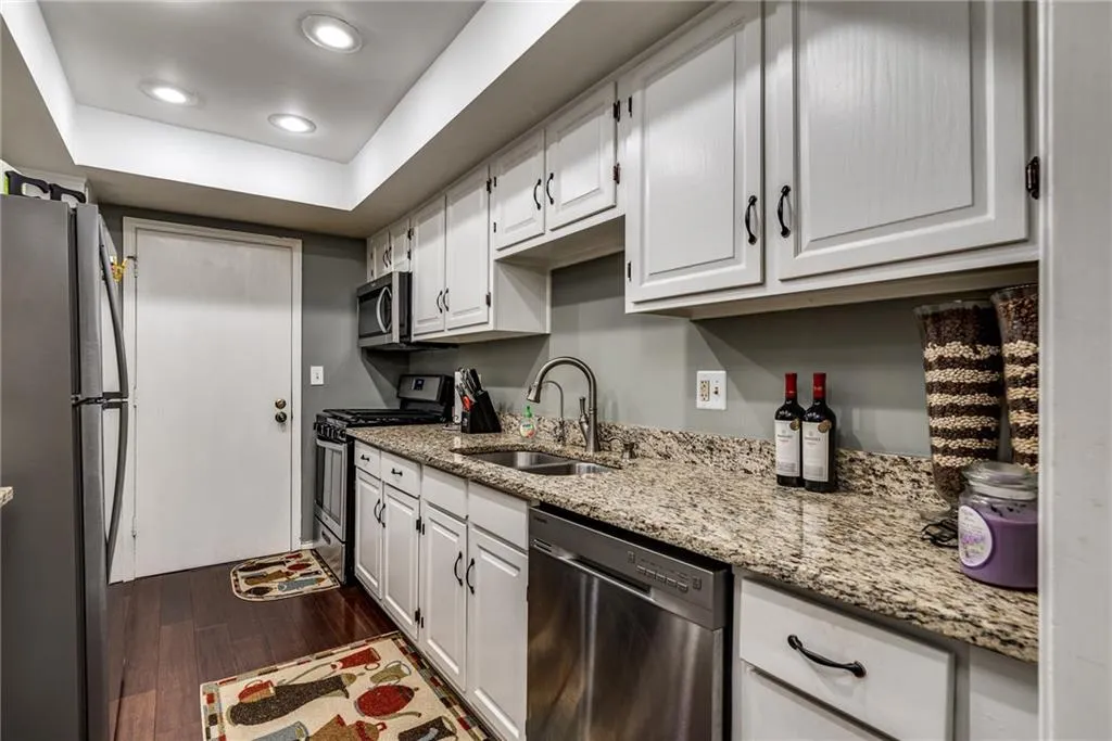 6851 Roswell Road Unit I23, Sandy Springs, Georgia 30328, 3 Bedrooms Bedrooms, ,2 BathroomsBathrooms,Residential,Sold,6851 Roswell Road Unit I23,6586340