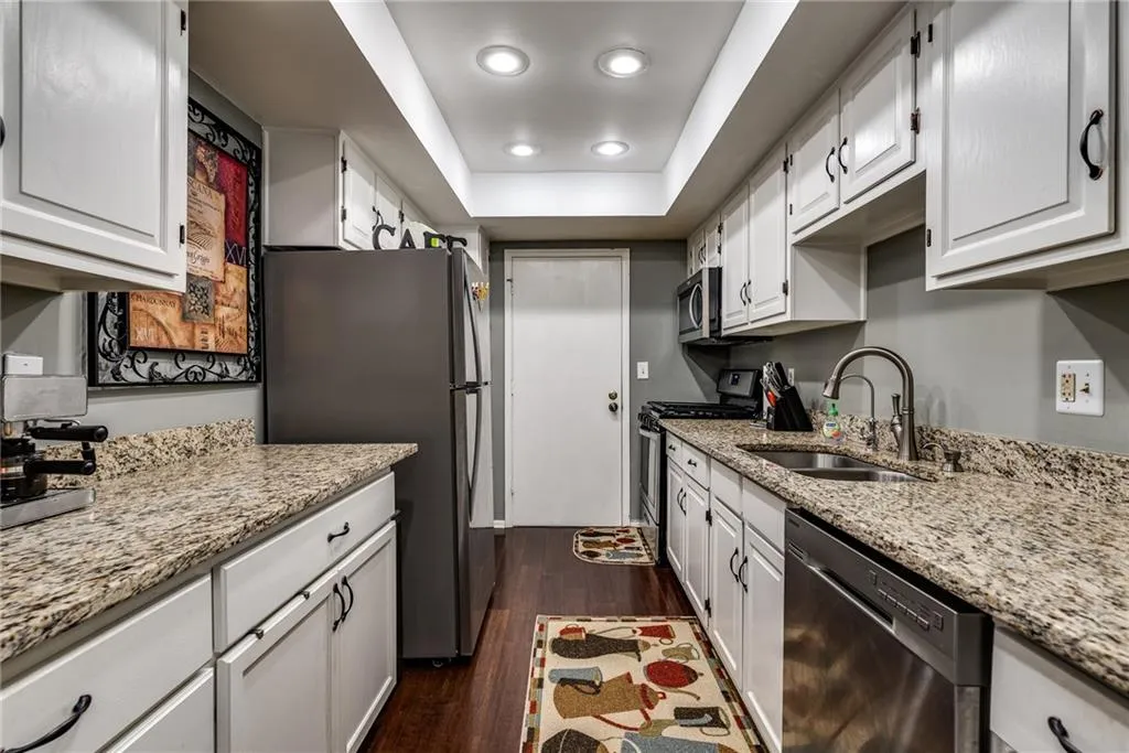 6851 Roswell Road Unit I23, Sandy Springs, Georgia 30328, 3 Bedrooms Bedrooms, ,2 BathroomsBathrooms,Residential,Sold,6851 Roswell Road Unit I23,6586340