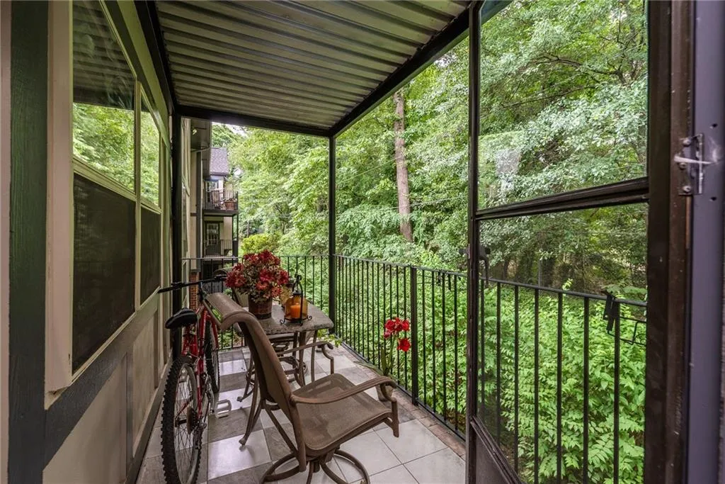 6851 Roswell Road Unit I23, Sandy Springs, Georgia 30328, 3 Bedrooms Bedrooms, ,2 BathroomsBathrooms,Residential,Sold,6851 Roswell Road Unit I23,6586340