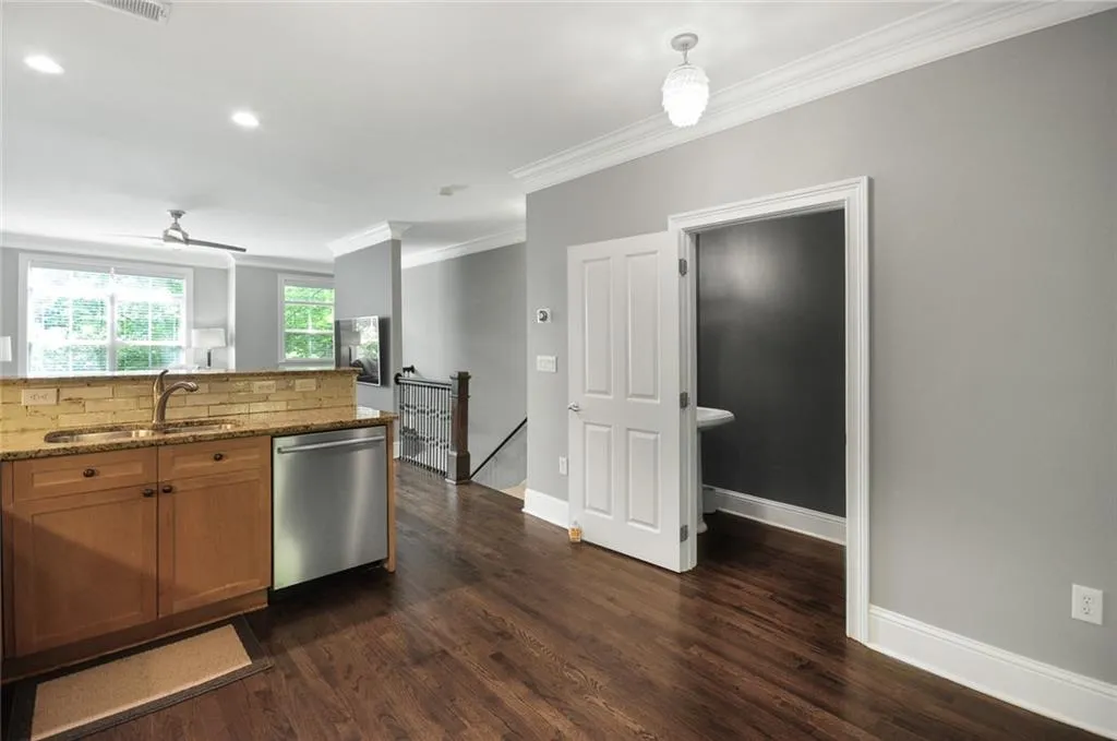 5500 Glenridge Park, Sandy Springs, Georgia 30342, 2 Bedrooms Bedrooms, ,2 BathroomsBathrooms,Residential,Sold,5500 Glenridge Park,6718915