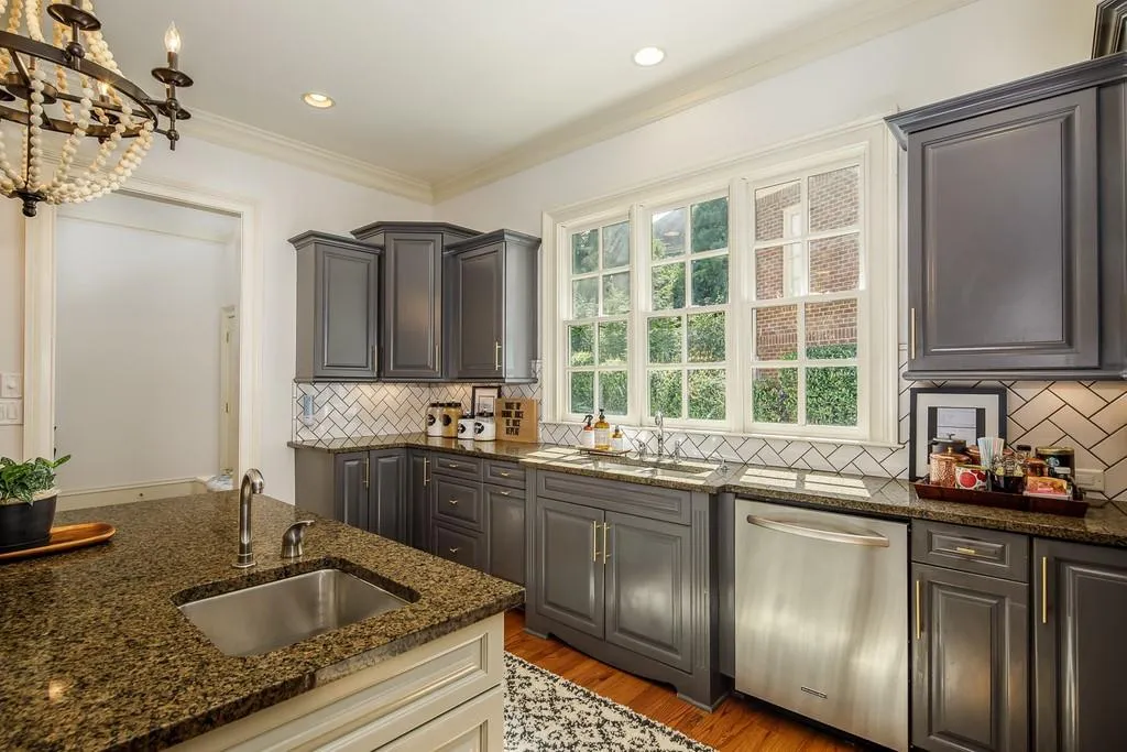 930 Glengate Place, Sandy Springs, Georgia 30328, 6 Bedrooms Bedrooms, ,5 BathroomsBathrooms,Residential,Sold,930 Glengate Place,6792019