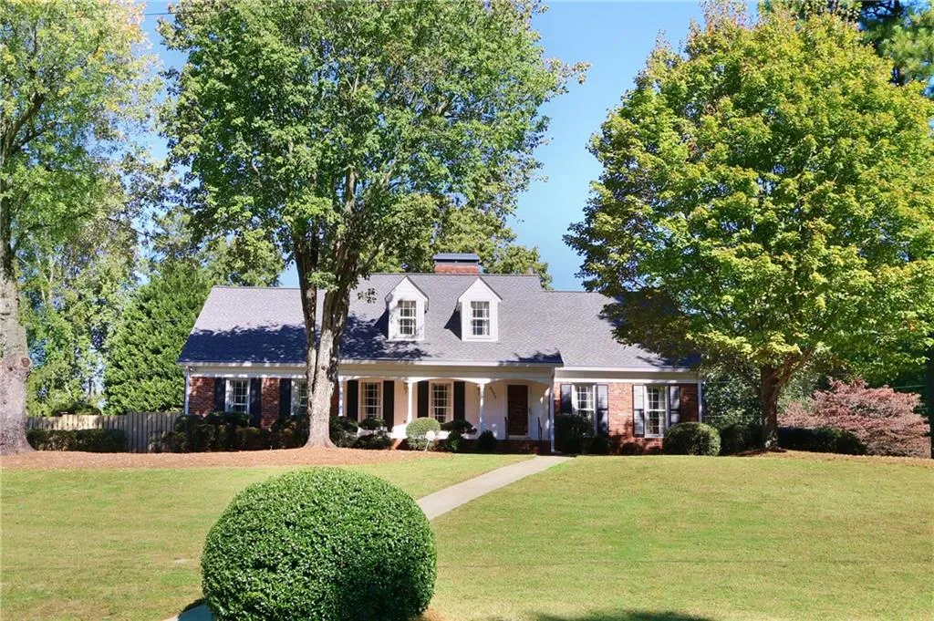 6975 Hunters Branch Drive, Sandy Springs, Georgia 30328, 5 Bedrooms Bedrooms, ,4 BathroomsBathrooms,Residential,Sold,6975 Hunters Branch Drive,5927061