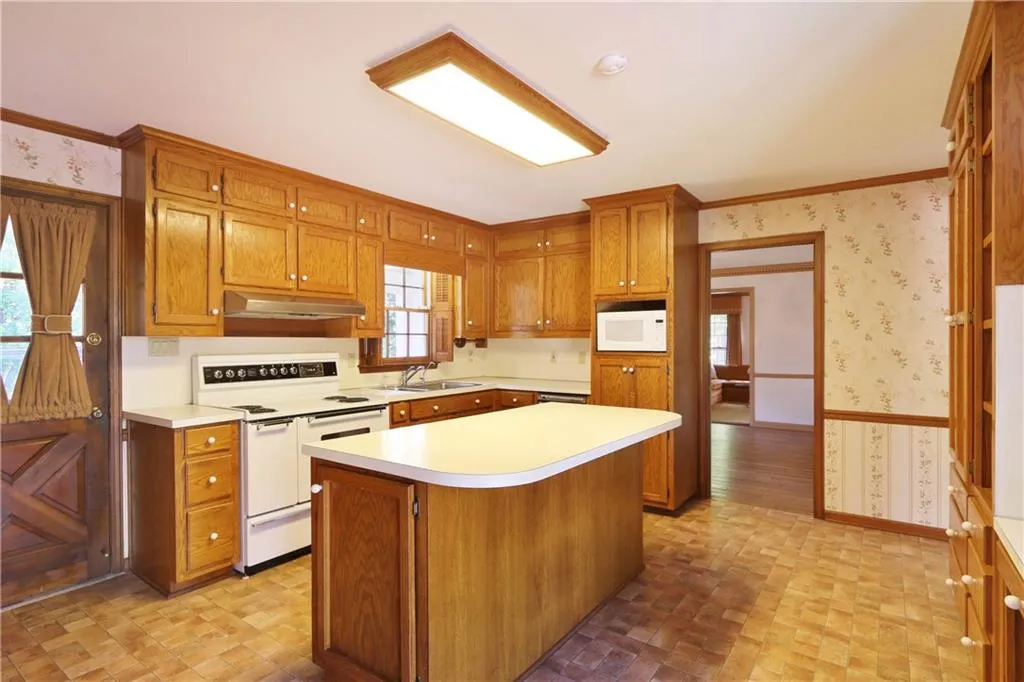 6975 Hunters Branch Drive, Sandy Springs, Georgia 30328, 5 Bedrooms Bedrooms, ,4 BathroomsBathrooms,Residential,Sold,6975 Hunters Branch Drive,5927061