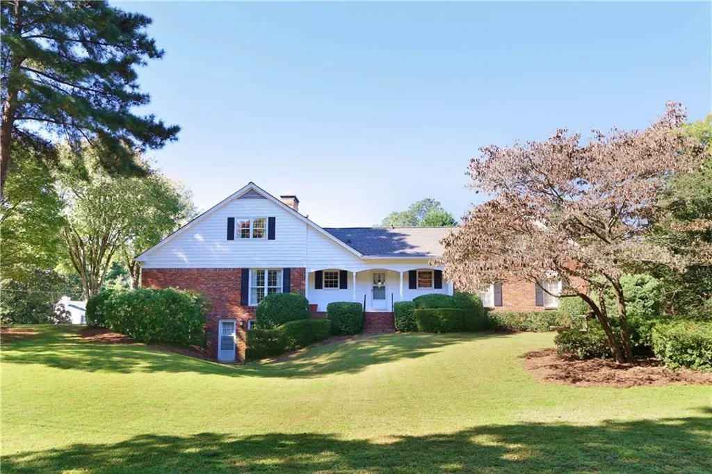 6975 Hunters Branch Drive, Sandy Springs, Georgia 30328, 5 Bedrooms Bedrooms, ,4 BathroomsBathrooms,Residential,Sold,6975 Hunters Branch Drive,5927061